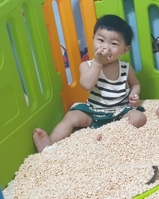  엄마표 놀이 튀밥 놀이~~