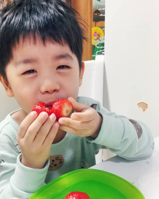  아침부터 딸기먹방을 선보이는 우리집 둘째