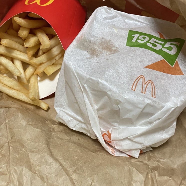  [맥도날드] 맥날 1955버거 오랜만에 먹어본 후기 (feat.새로워진 번 과연? 가격, 칼로리, 맛 등)