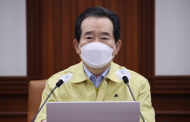 정부 "현행 거리두기 단계 2주 연장…5인 모임 금지도 유지" 정부 "현행 거리두기 단계 2주 연장…5인 모임 금지도 유지"