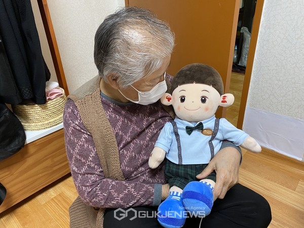 어르신의 외로움을 책임지는 반려로봇 복돌이 어르신의 외로움을 책임지는 반려로봇 복돌이
