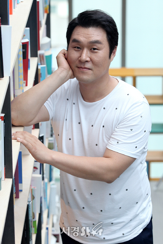 윤경호 나이 결혼 여자친구 도깨비 어쩌다사장 데뷔 드라마 영화 가족 윤경호 나이 결혼 여자친구 도깨비 어쩌다사장 데뷔 드라마 영화 가족