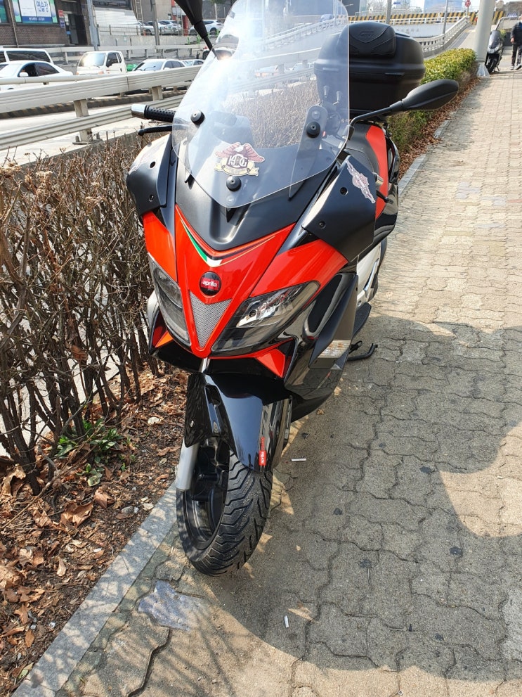  [모터월드] 아프릴리아 SRMAX300 앞타이어교환