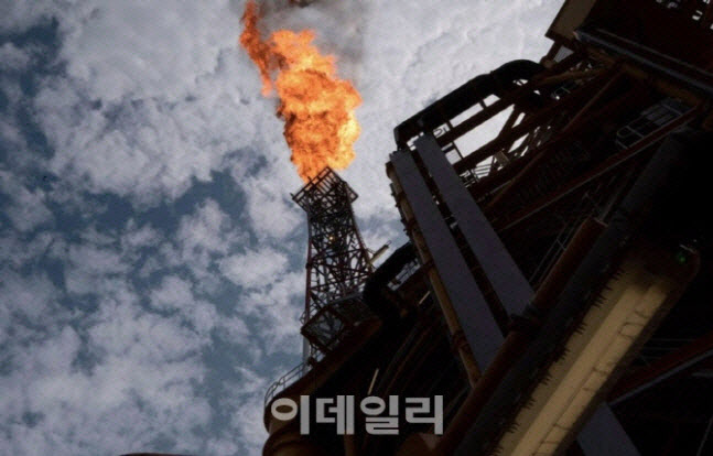 OPEC 원유수요 전망치 상향…국제유가 배럴당 70달러 육박