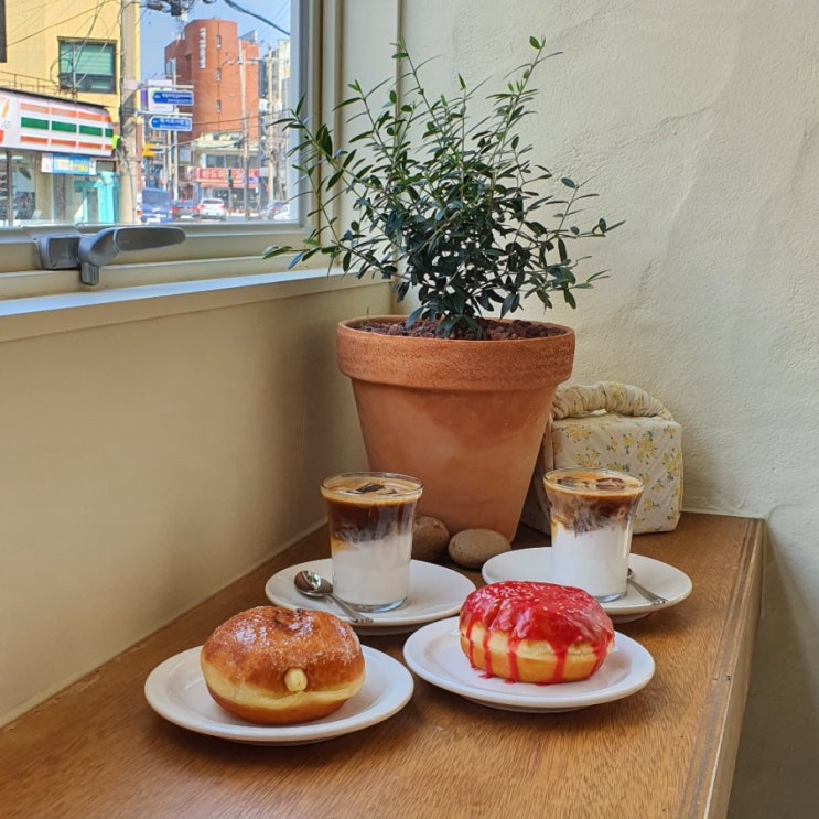 [광주 서석동 카페] 도넛이 맛있는 위트앤드