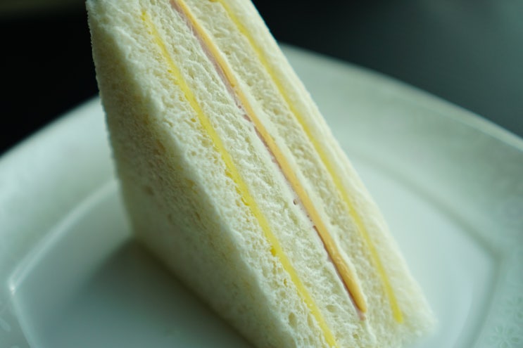  바쁜 목요일 아침은 맛난 홍루이젠샌드위치