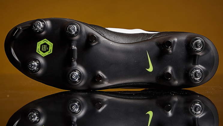  나이키 안티클로그(Nike Anti-Clog) 축구화가 무엇인가요?