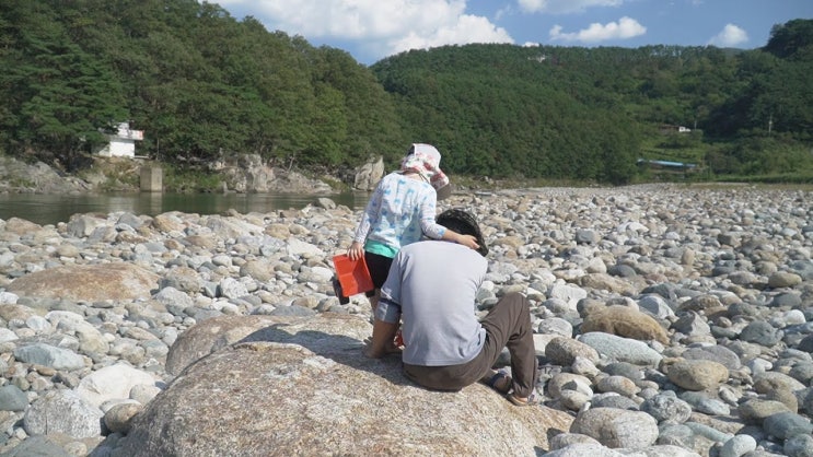  경치좋은 지리산 강가에서 손주랑 모래놀이
