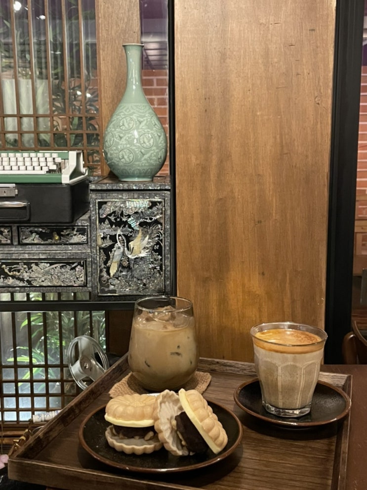  커피볶는여자, 서리태라떼 잘하는 앤틱한 서울대입구카페 (샤로수길카페에서 강릉 느낌을!)