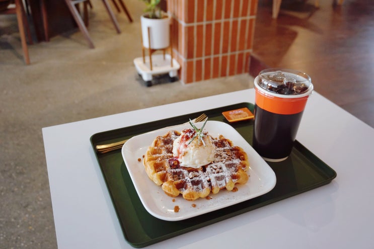 대전 대흥동 크로플 맛집 카페 로크커피 :: 분위기 좋은 붉은 벽돌 카페