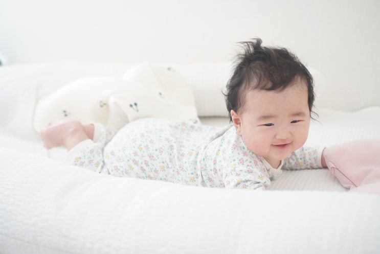 아기 뒤집기 시기 신생아 목 가누는 연습