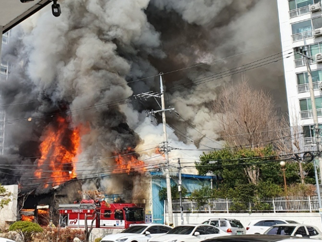 대구 침산네거리 자전거조립공장 화재 상황 대구 침산네거리 자전거조립공장 화재 상황