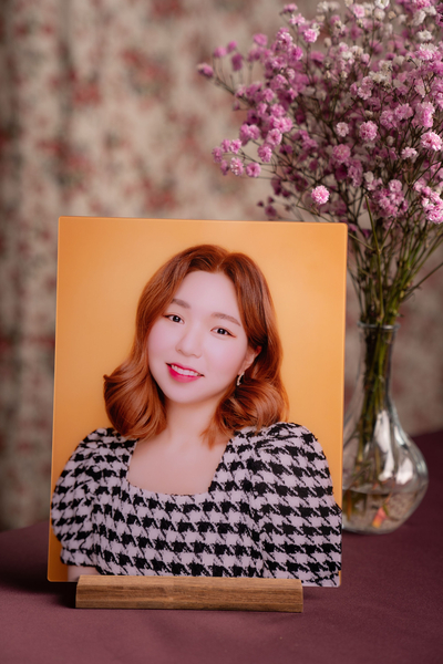  대전사진관 화양연화만의 인물사진에 잘 어울리는 고급스러운 액자 글래스 액자