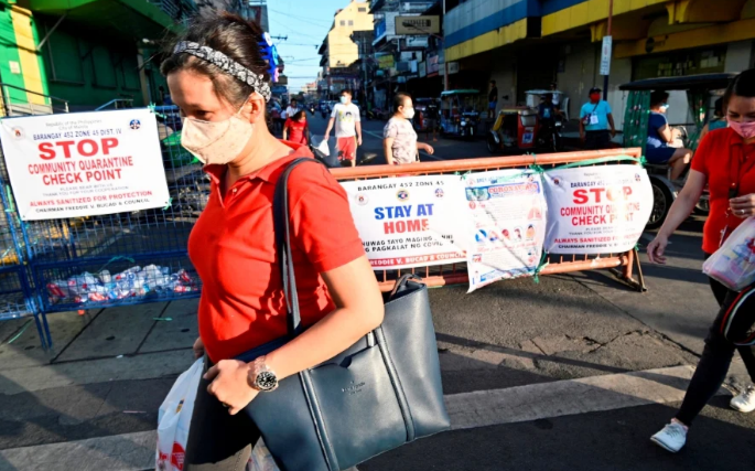 필리핀 경찰은 메트로마닐라의 통금 위해 10,000명의 경찰 배치