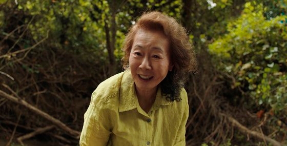  오스카 후보 윤여정 귀국 “벌써 수상한 기분…혼술 해야겠다”
