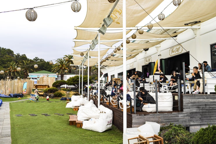  중문 색달 해변을 품은 더클리프 제주 Cafe & Pub에서 서핑보기