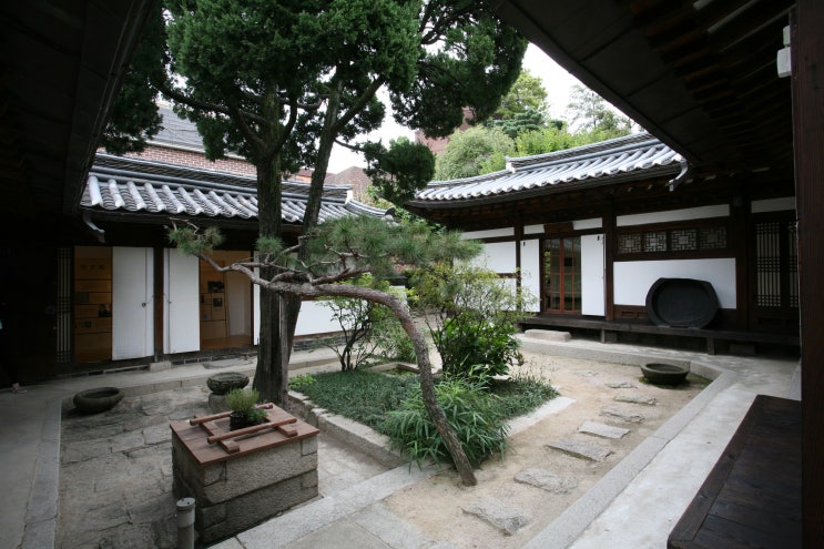 내셔널 트러스트 1호, '최순우 옛집'  도시 힐링 하우스 National Trust No. 1, 'Sunwoo Choi's Old House' Urban Healing House