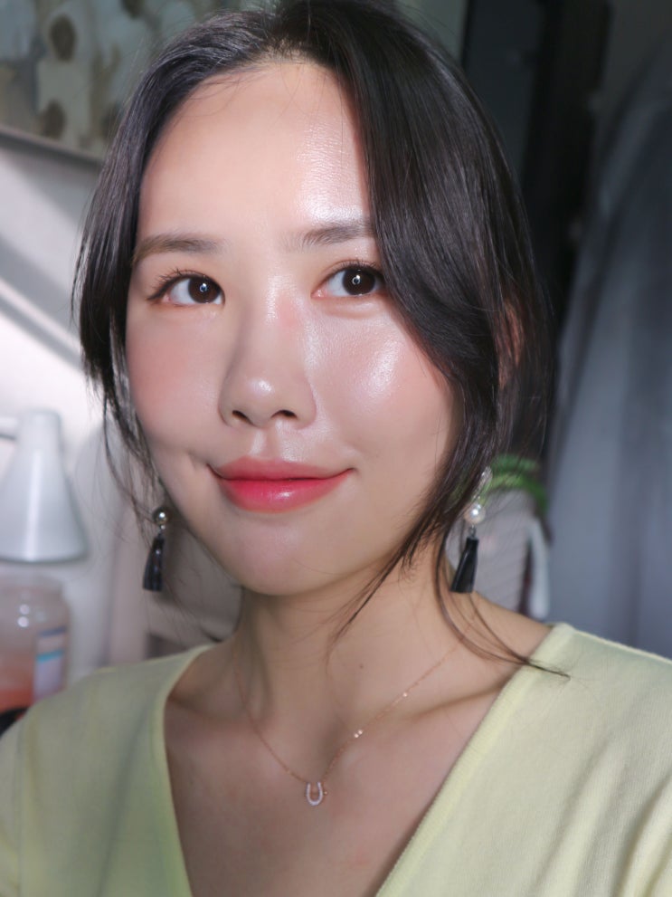  봄 햇살 담은 글로우 메이크업 튜토리얼: 한스킨 쉬머링 선베이스