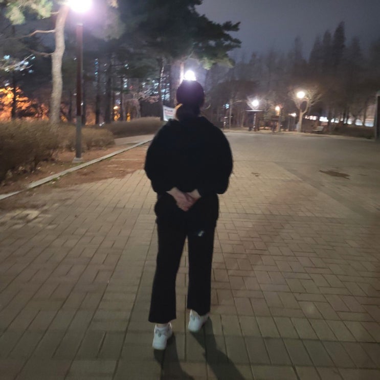  뒷짐 걷기 산책