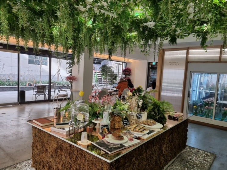 [역삼동 카페] 꽃과 화초들이 가득한 분위기 좋은 테헤란로 'NANMAN_난만' 플라워 카페