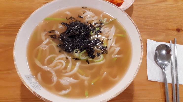 4월의 첫 직장인 런치는, 종로 할머니 칼국수 feat 광화문 블루보틀 4월의 첫 직장인 런치는, 종로 할머니 칼국수 feat 광화문 블루보틀