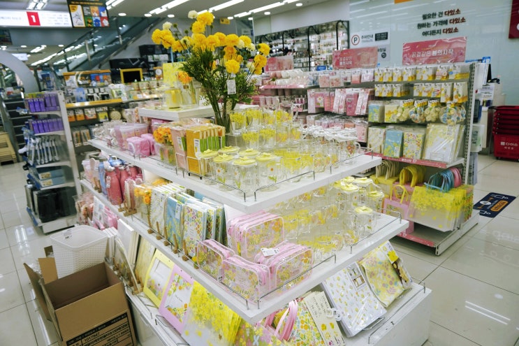  수원 3층 건물 큰 다이소 수원화서점 봄신상 및 벚꽃제품들과 여러상품리뷰