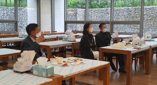 문상 줄고 가족 중심 추모로 “코로나가 바꾼 장례문화 바람직” 문상 줄고 가족 중심 추모로 “코로나가 바꾼 장례문화 바람직”