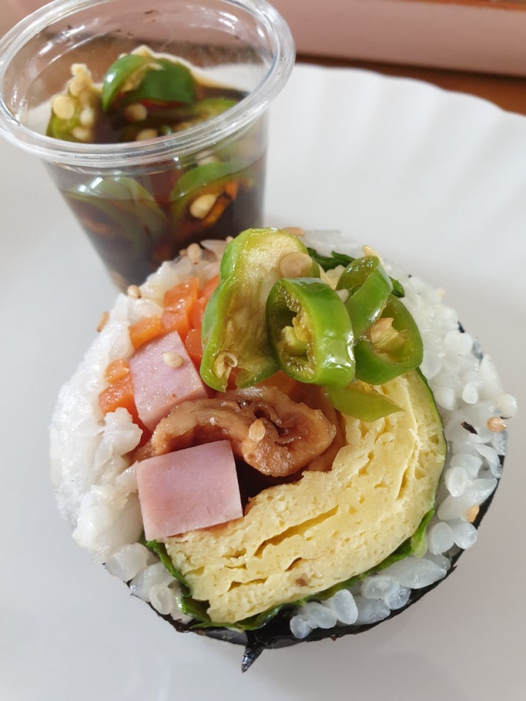  외대 맛집 :  물고기 김밥 고추 올려서~
