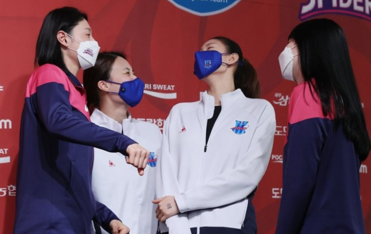 여자배구 포스트시즌 여자부 미디어데이, 김수지와 김연경, 차상현 감독이 찍은 핵심선수 안혜진, 그리고 쏘쏘, 강소휘와 이소영