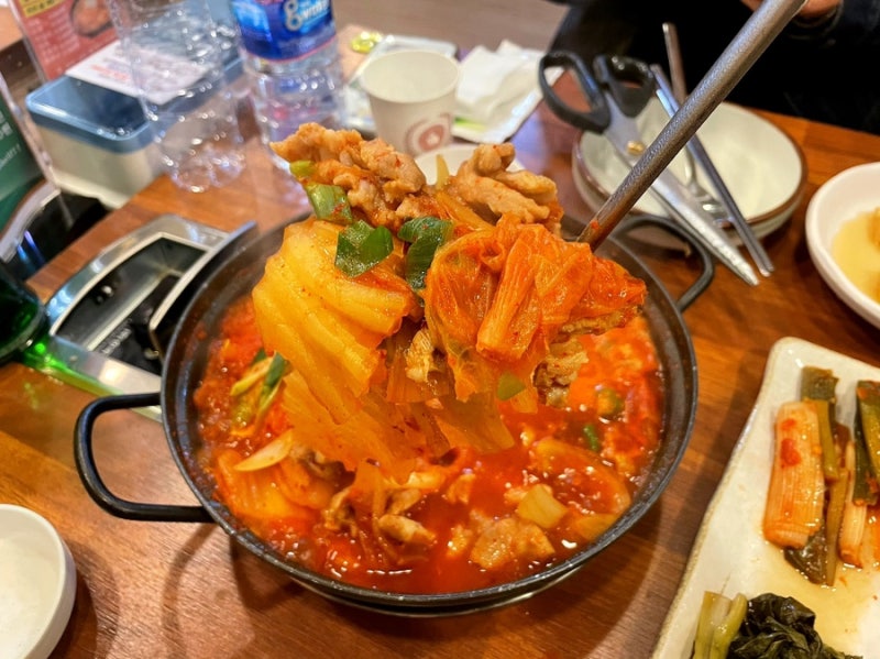 [천안 맛집] 식감 좋은 꼬들살에 고기 가득 김치찌개까지 로컬 맛집으로 유명한 두정동 ‘장....