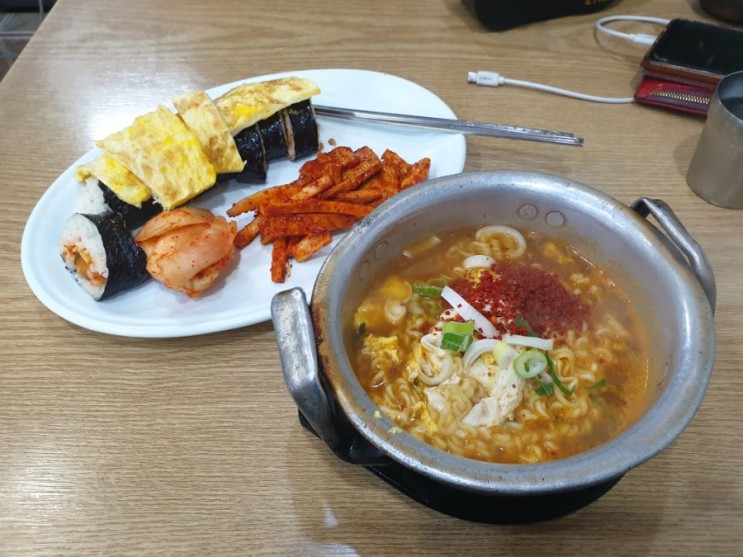 부산 서면 밥집 팔미분식은 김치말이 김밥과 라면이 맛있어요.