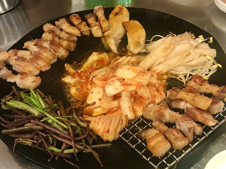  [덕천 맛집::솥퇘지]솥뚜껑 위에 푸짐한 한상차림 늦게가면 웨이팅_feat. 구워주는 고기라 더 맛있어