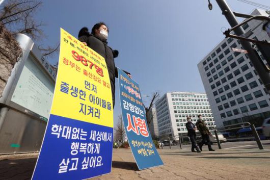 '죽음의 매' 된 '훈육의 매'… 어쩌다 부모는 악마가 되었나