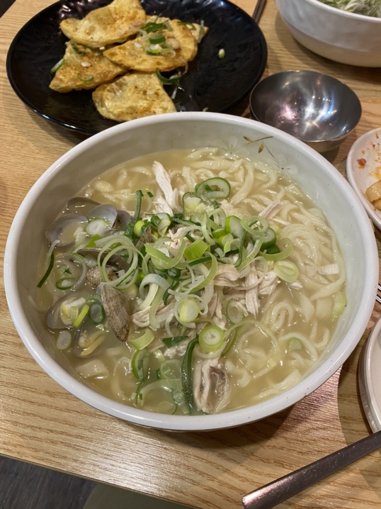  쀼로그 ep.55 홍대 율촌 닭칼국수 납작만두 맛집