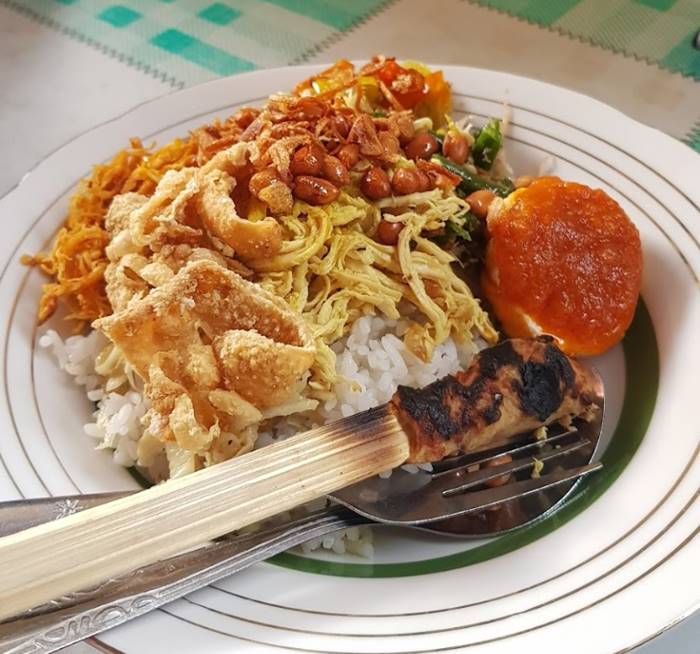  발리 전설적인 나시짬뿌르 맛집 - Warung Made Weti