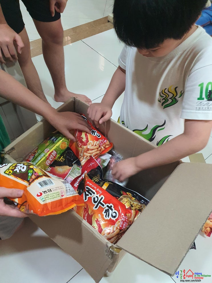  알라방 홈스테이 택배로 선물도 받고 삼겹살 파티도 하고~