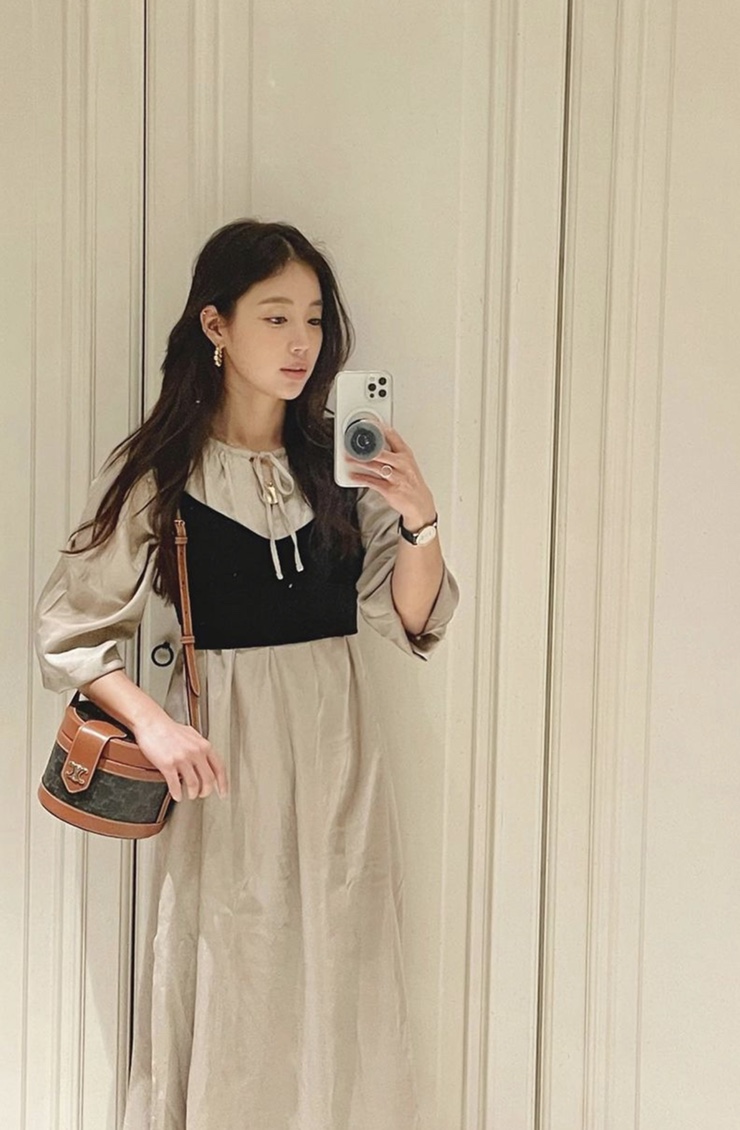  기은세 인스타그램패션:H&M 베이지 미디드레스&니트크롭조끼탑,셀린느