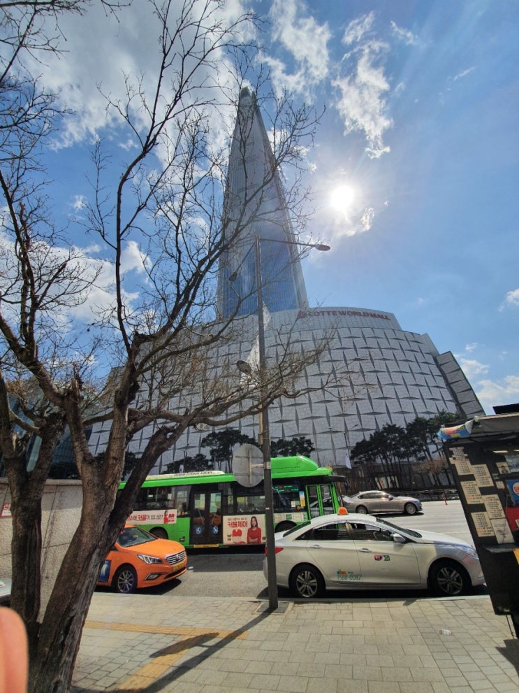 서울의 랜드마크 롯데타워가 바로앞에 보이는 서울 로또명당 잠실매점