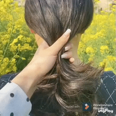  아름다운 꽃길만 달리는 여자