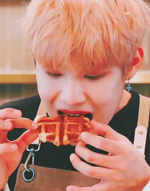 AB6IX 박우진 메이드 바이 짹 와플팬 디저트 만들기 움짤! AB6IX 박우진 메이드 바이 짹 와플팬 디저트 만들기 움짤!