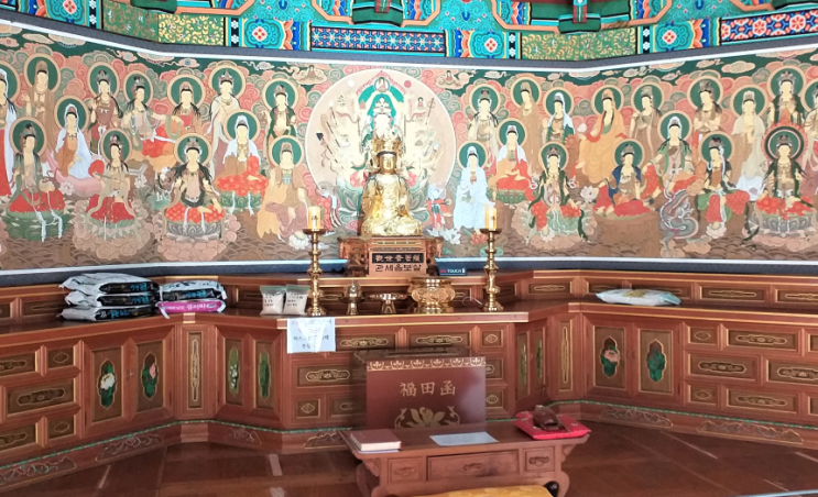  은행나무와 금동관음보살좌상.  양평 용문사(龍門寺)