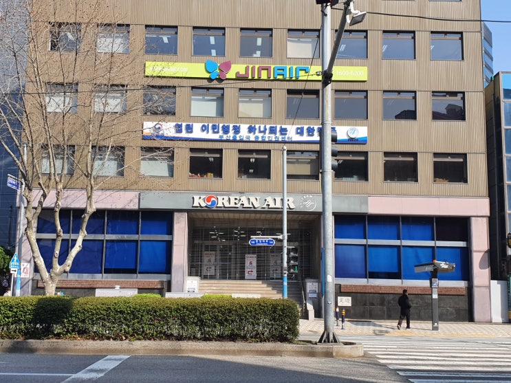  법무부 출입국민원대행기관 등록증·출입증이 나왔습니다.