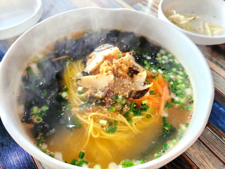  우도맛집 장수면발에서 성게소라국수 먹으며 배 기다리기