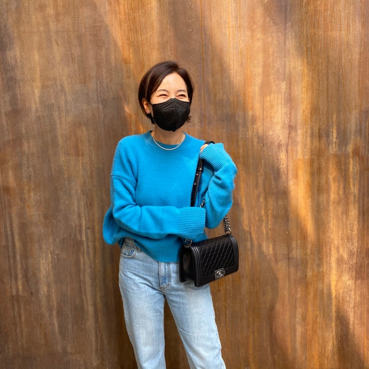  봄니트 위에 테니스목걸이로 코디 출근룩