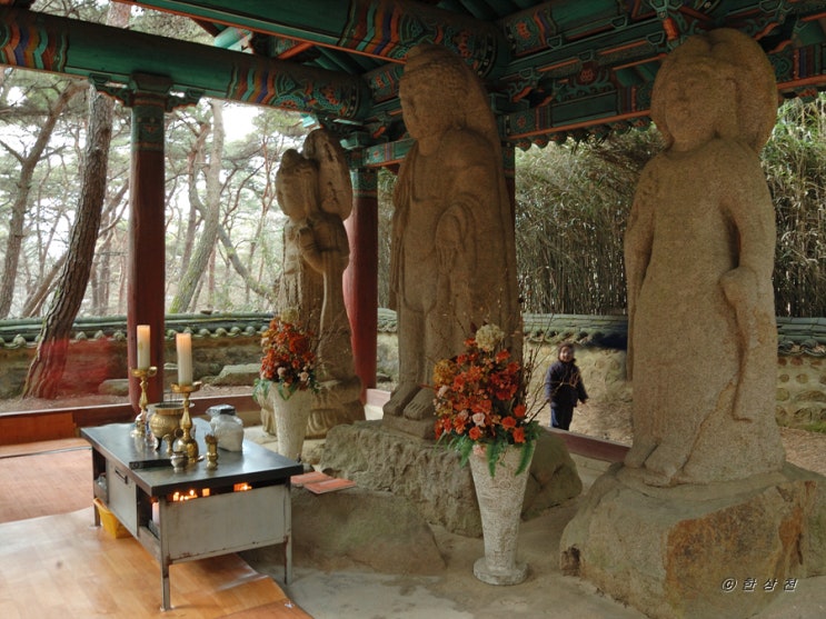  보물 제63호 경주 배동 석조여래삼존입상