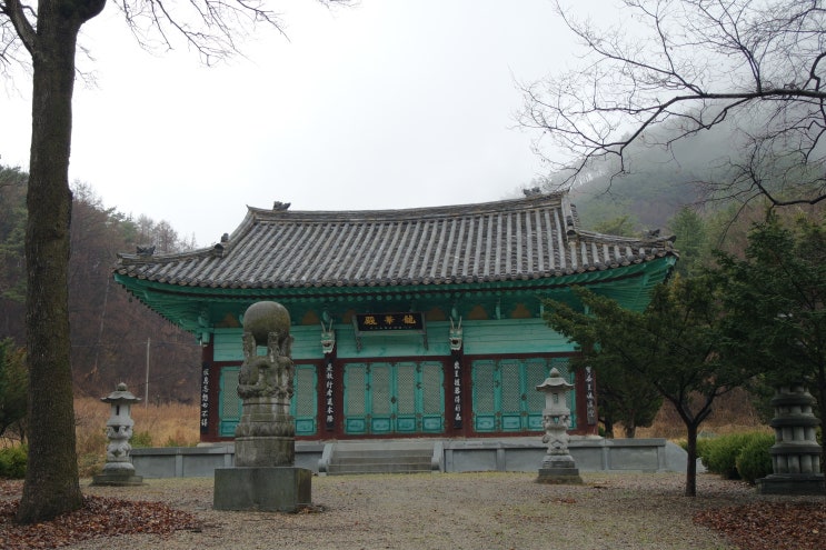  수안보 미륵사에서 가벼운 산책
