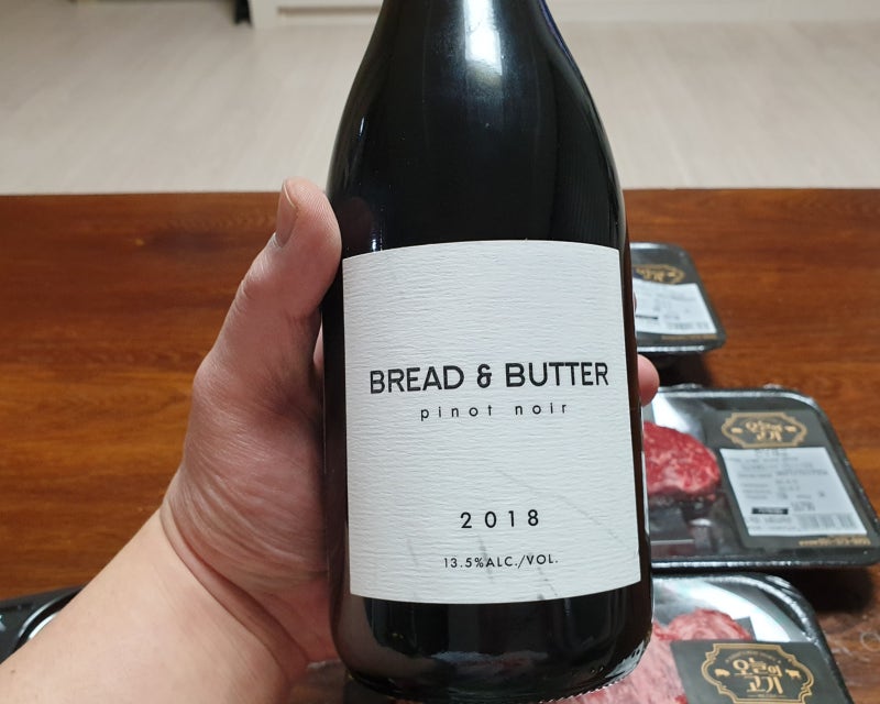 [와인 리뷰 '브레드 앤 버터 피노누아 2018 (Bread & Butter Pinot Noir 2018)' feat. 치요, 토마토해물나베] 네이버 블로그