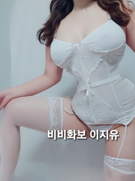  엉덩이 때려주고 싶은 화이트 가터벨트 입었지유~