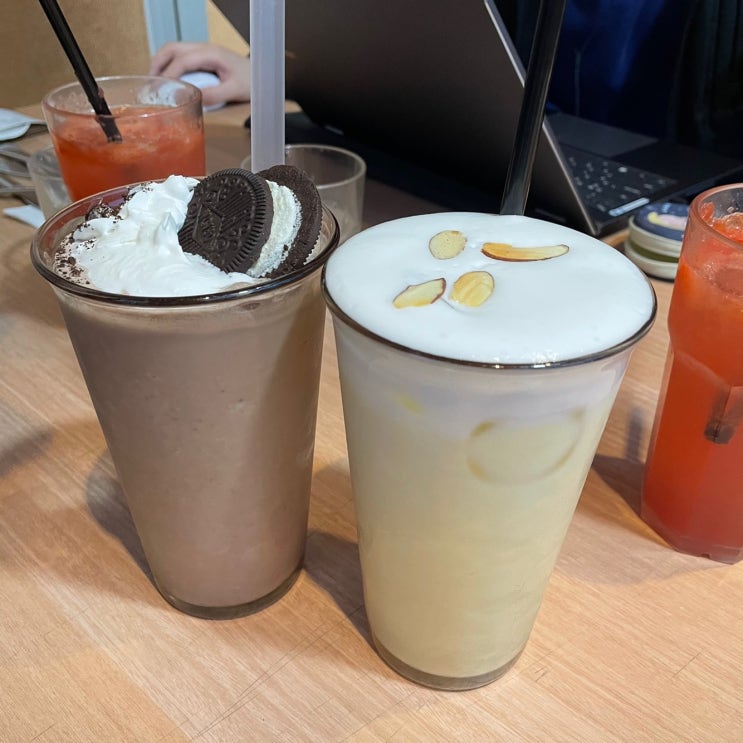  자라나는 새싹과 향기나는 꽃