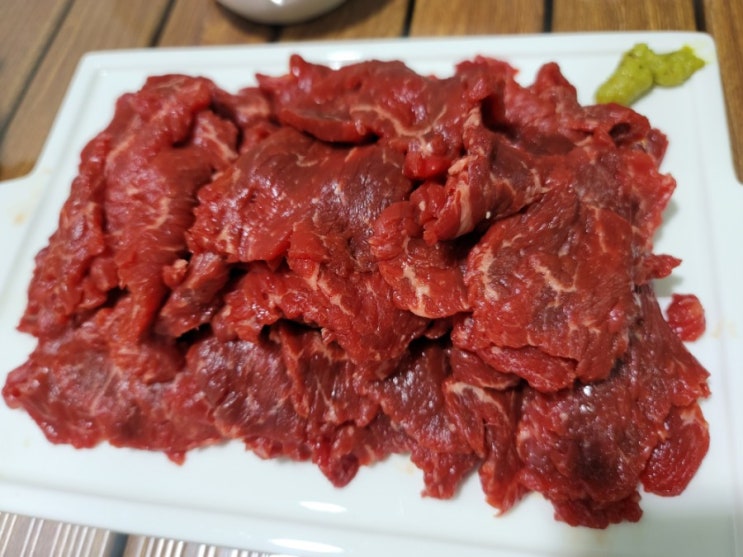  육회와 뚝배기 곱창전골(집에서 먹는 게 제일 좋지) 홈 캠핑장에서 맥주 마시기